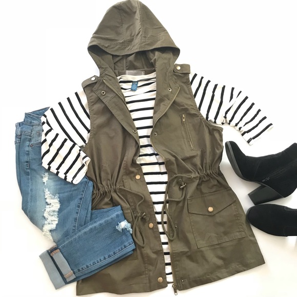 ABBY & GRACE Jackets & Blazers - ✨FIRM PRICE✨Army Green Military Vest w/ Hood